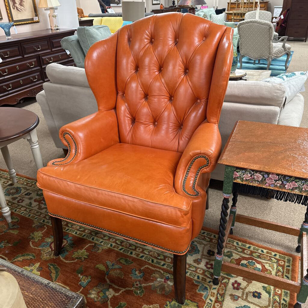 Leather chair with 2 accent pillows