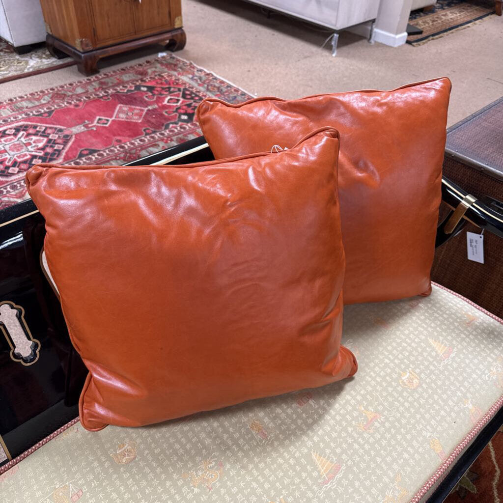 Leather chair with 2 accent pillows
