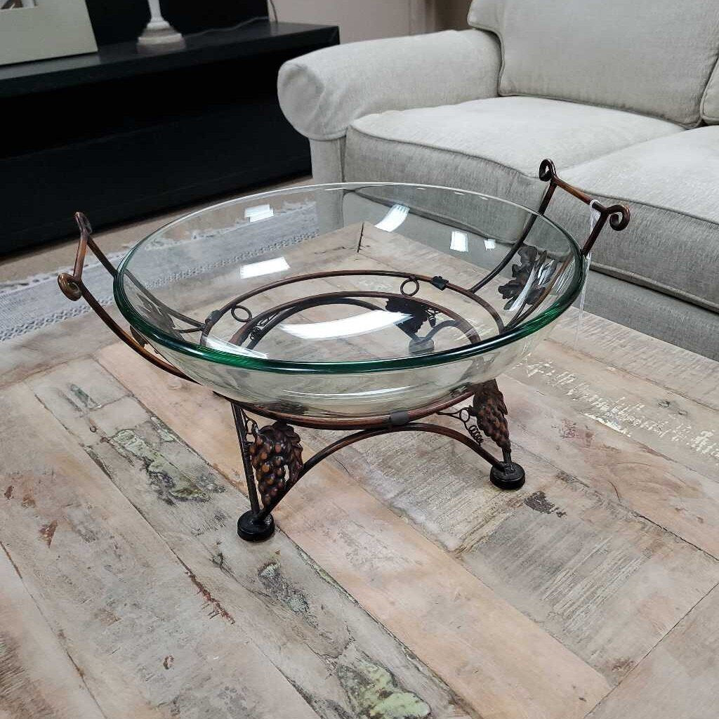Glass bowl with base