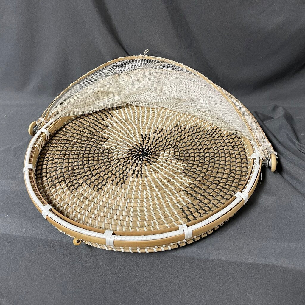Covered Round Bamboo Picnic Tray