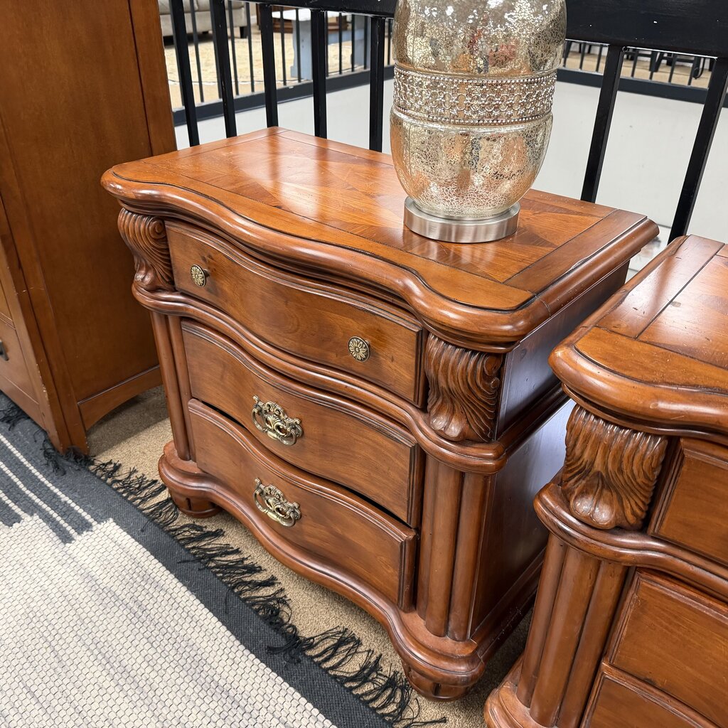 Pair Traditional Style Nightstands