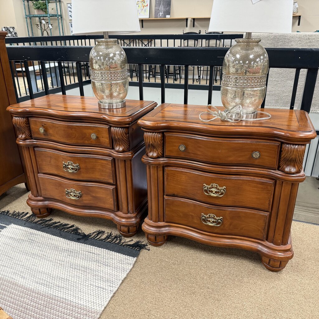 Pair Traditional Style Nightstands