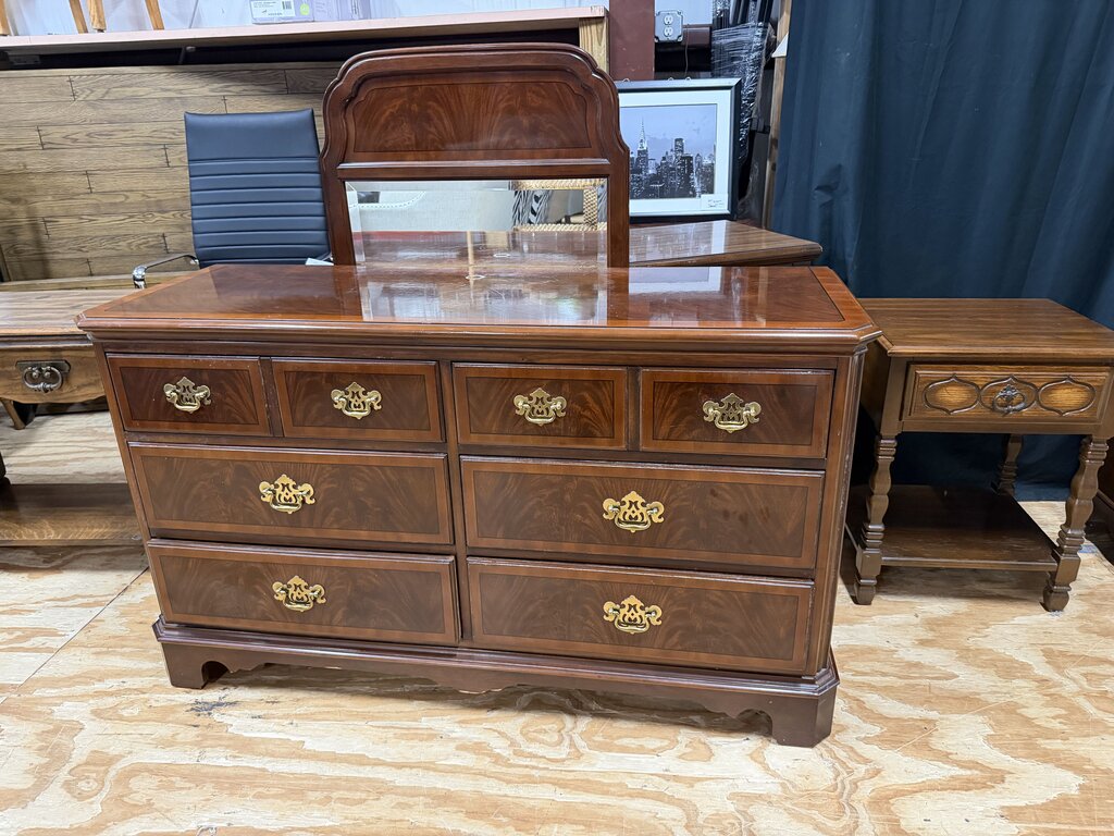 Mahogany Dresser w/Mirror Mahogany Dresser w/Mirror
