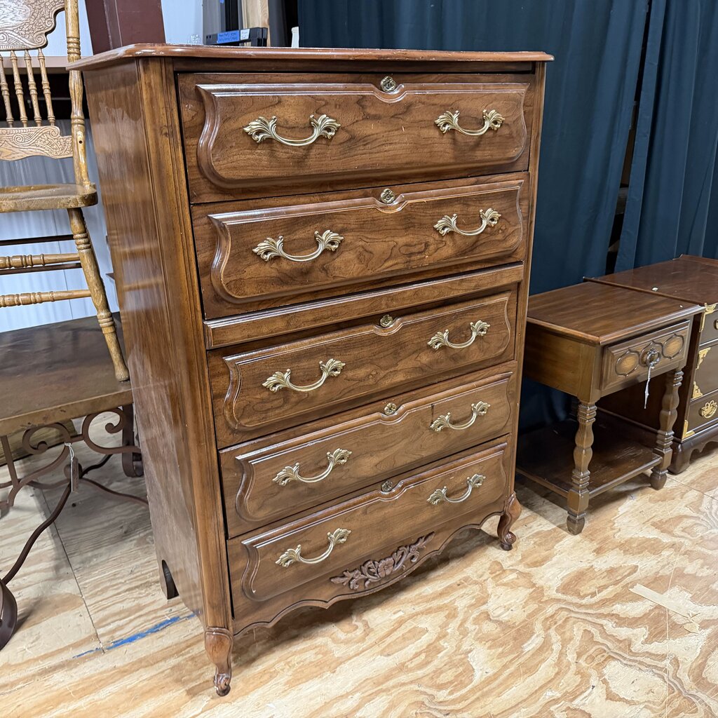 Chest of Drawers (drawers need to be fixed)