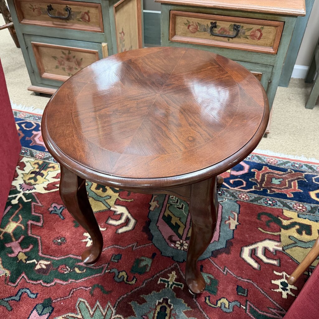 Traditional Style End Table