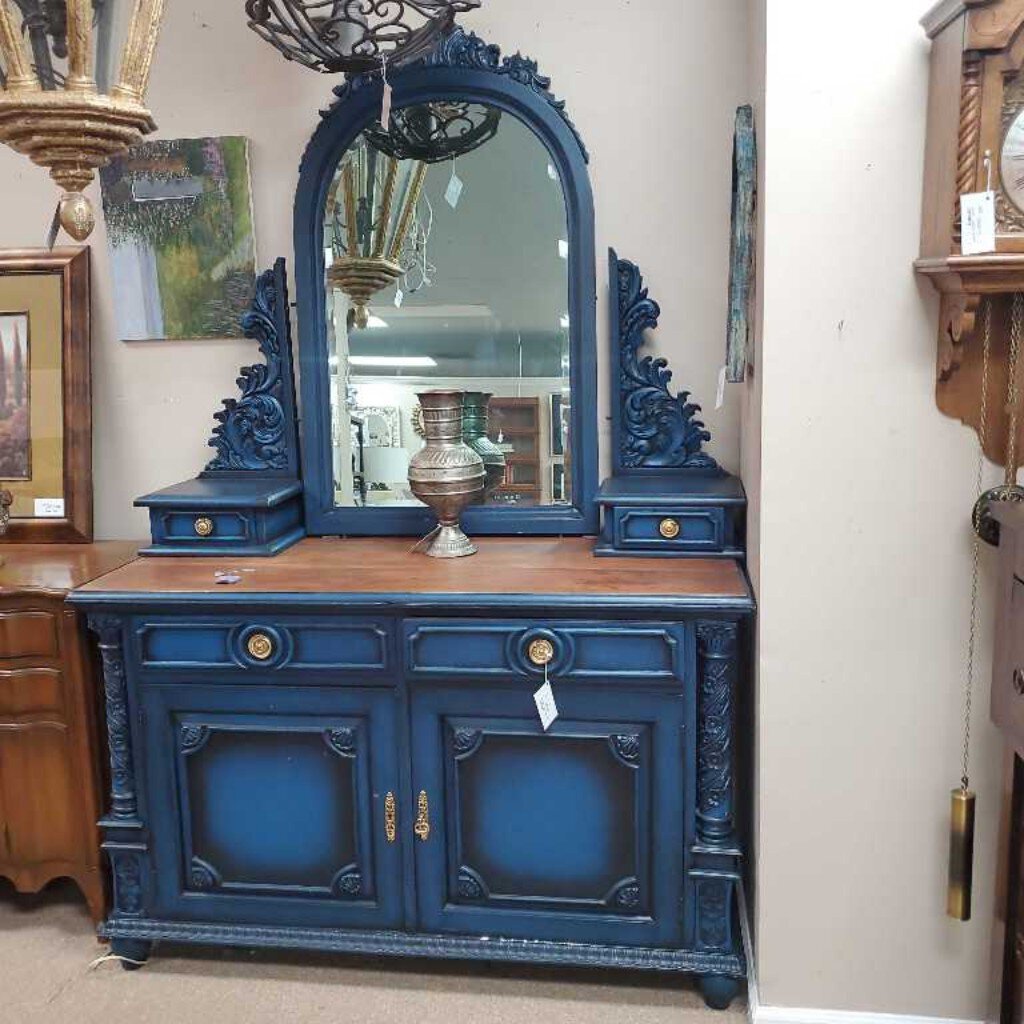 Credenza with mirrored Hutch