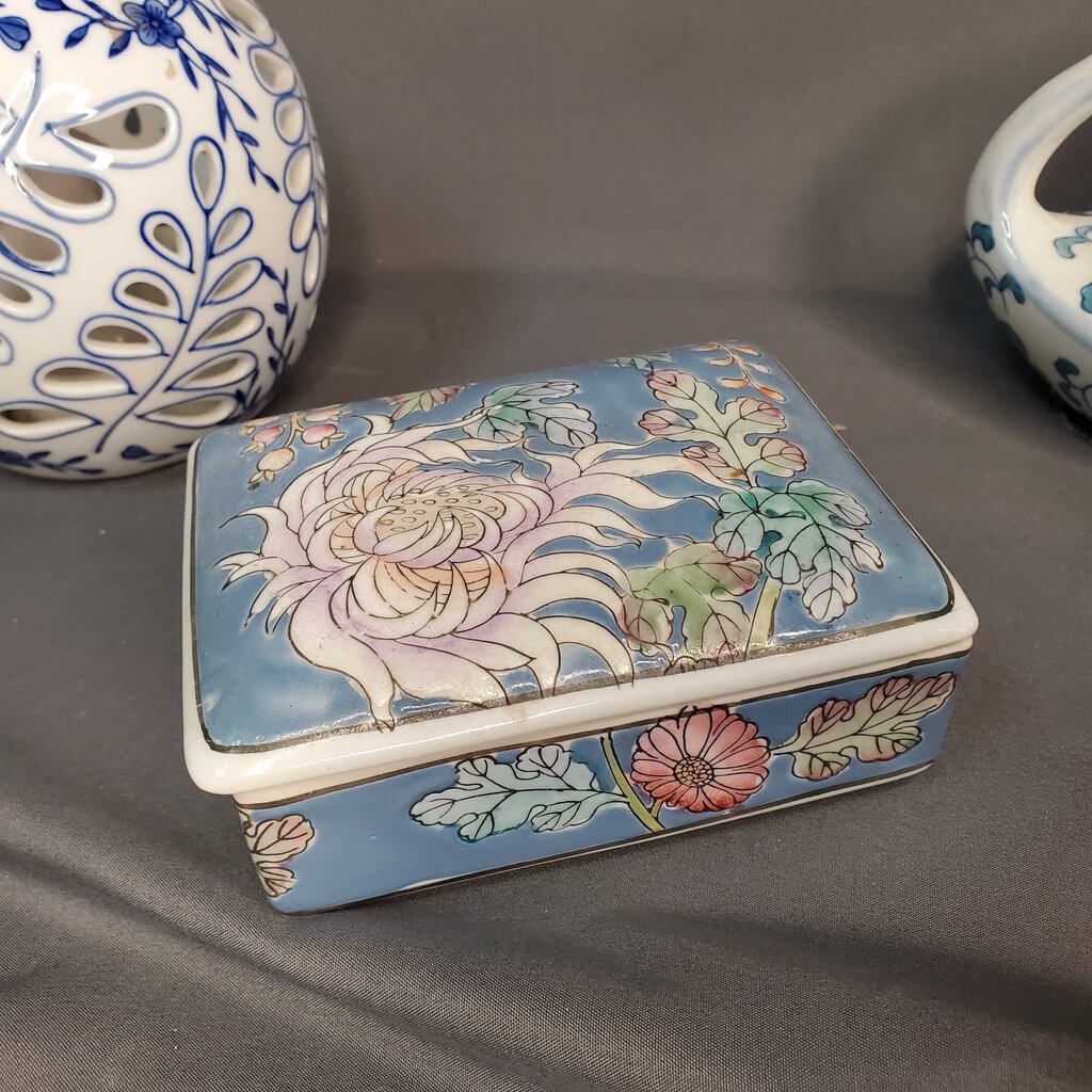 Hand Painted Macau Porcelain Dish with Lid