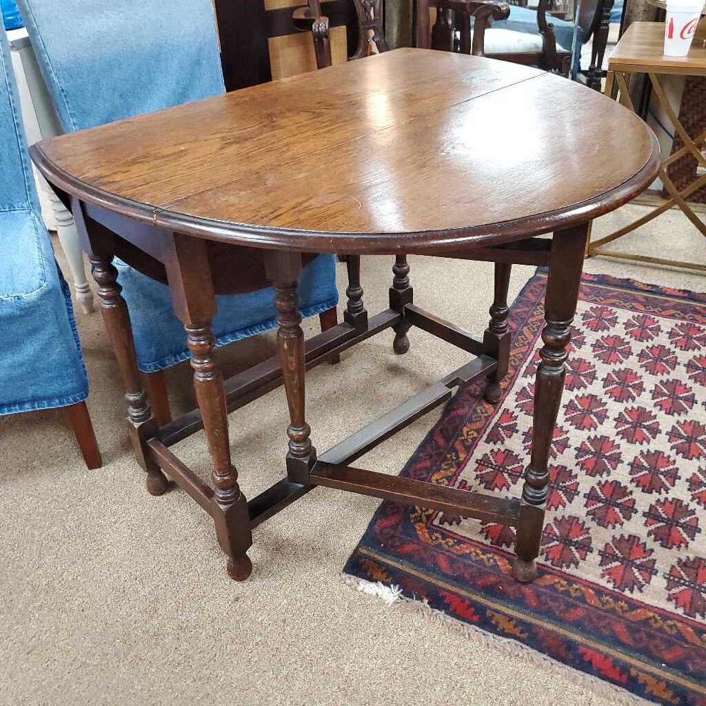 Gate leg table