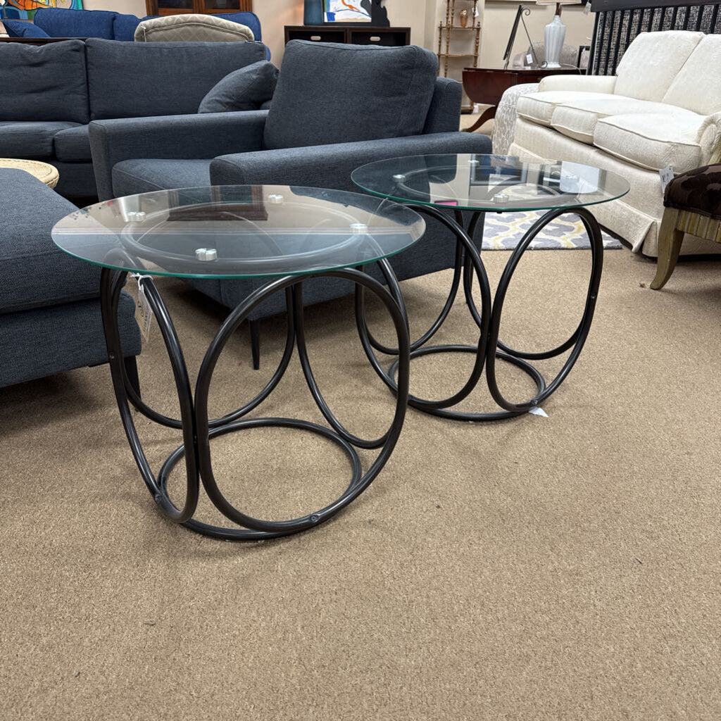 Pair end tables rattan/glass