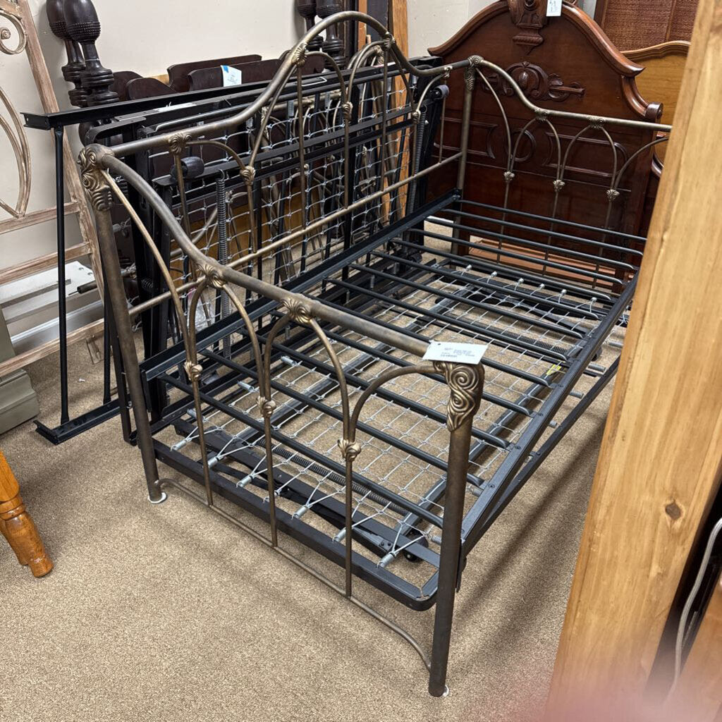 Iron Daybed with pop up trundle