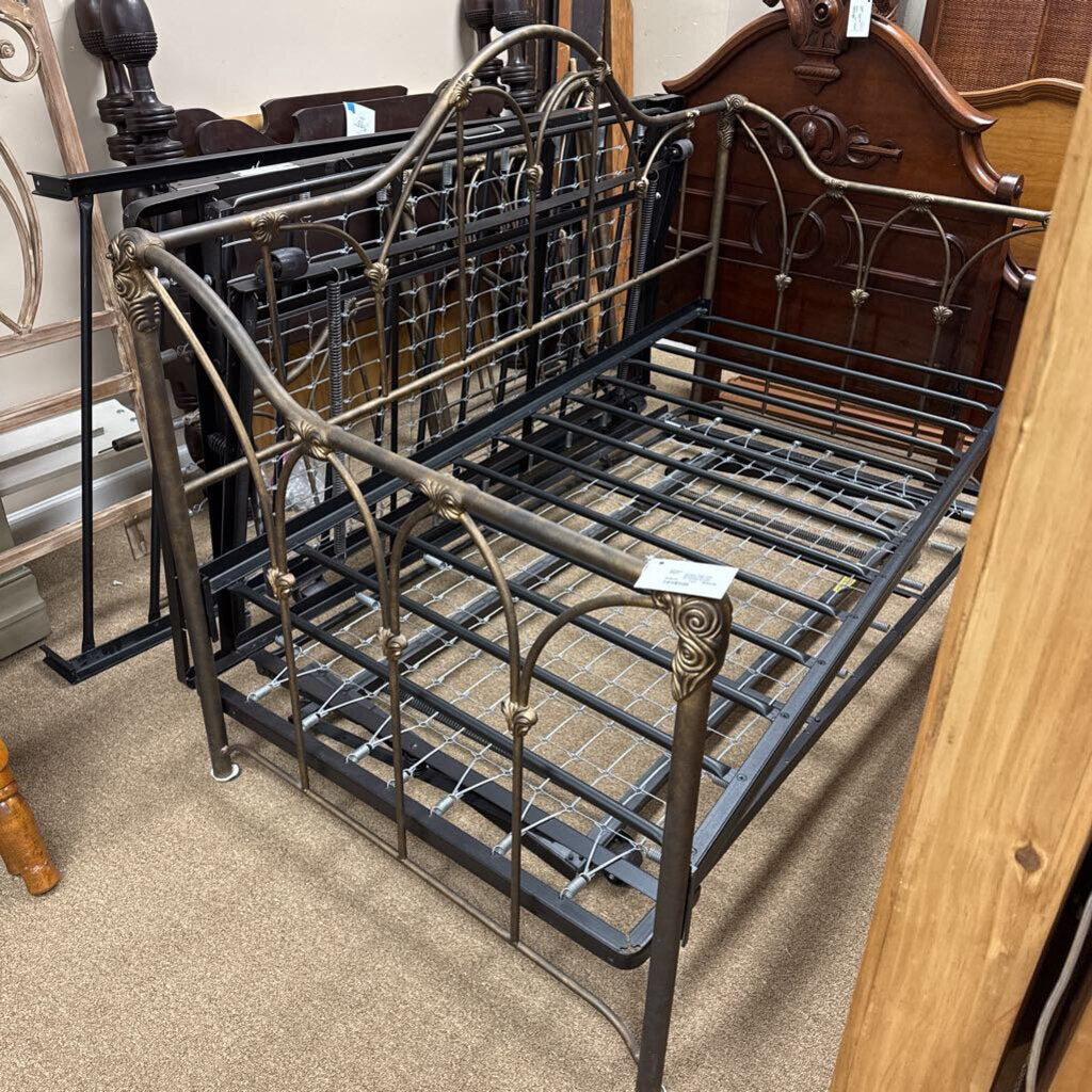 Iron Daybed with pop up trundle