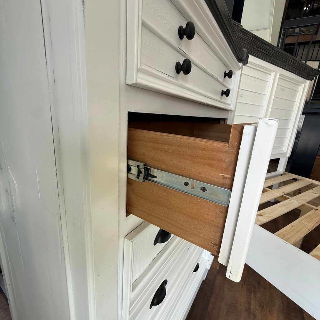 *NEW* Amelia Chest