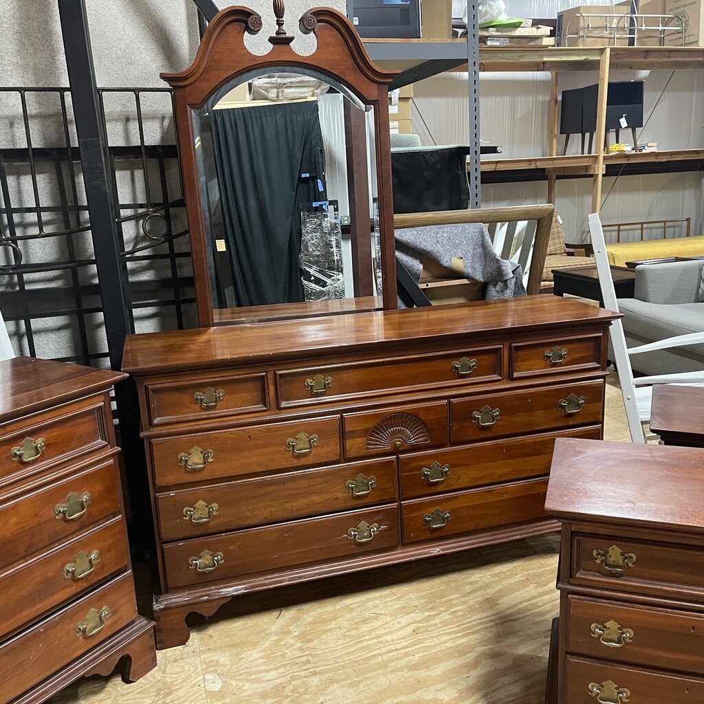 Queen Anne Dresser w/Mirror