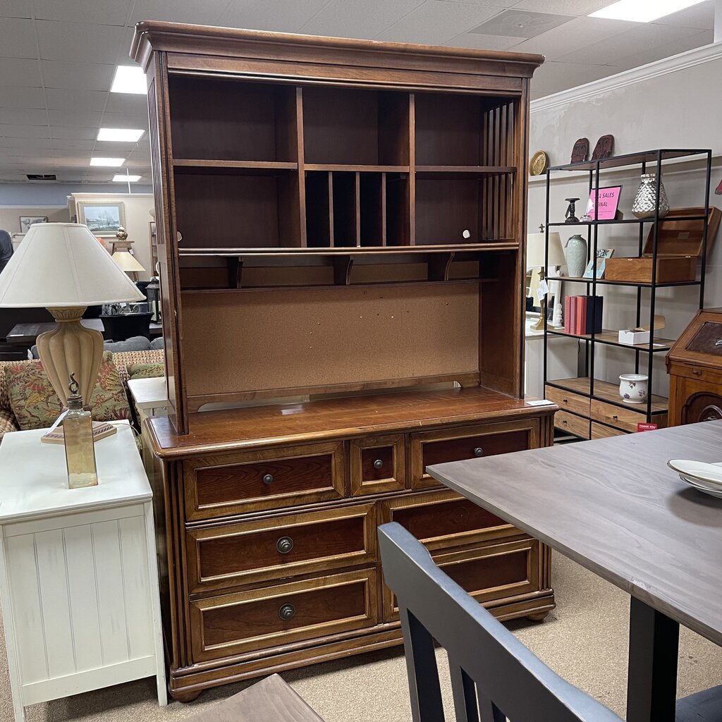 Dresser w/Hutch (missing knobs)