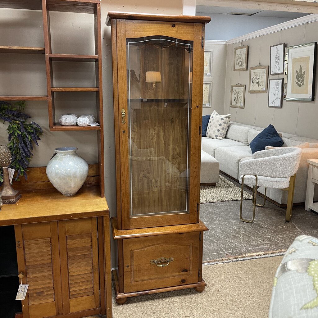 Glass Front Gun Cabinet w/Key