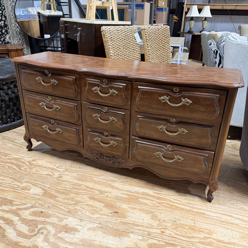 Dresser (drawers need to be fixed)