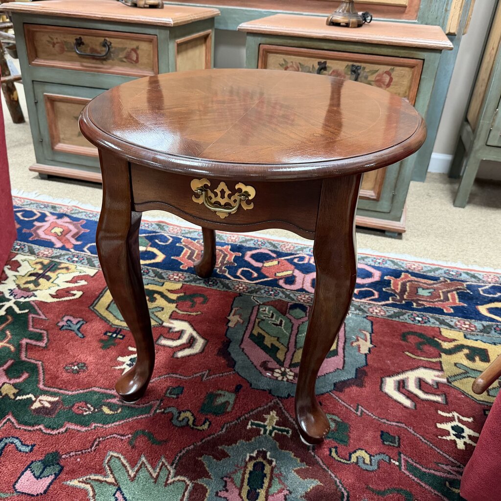 Traditional Style End Table