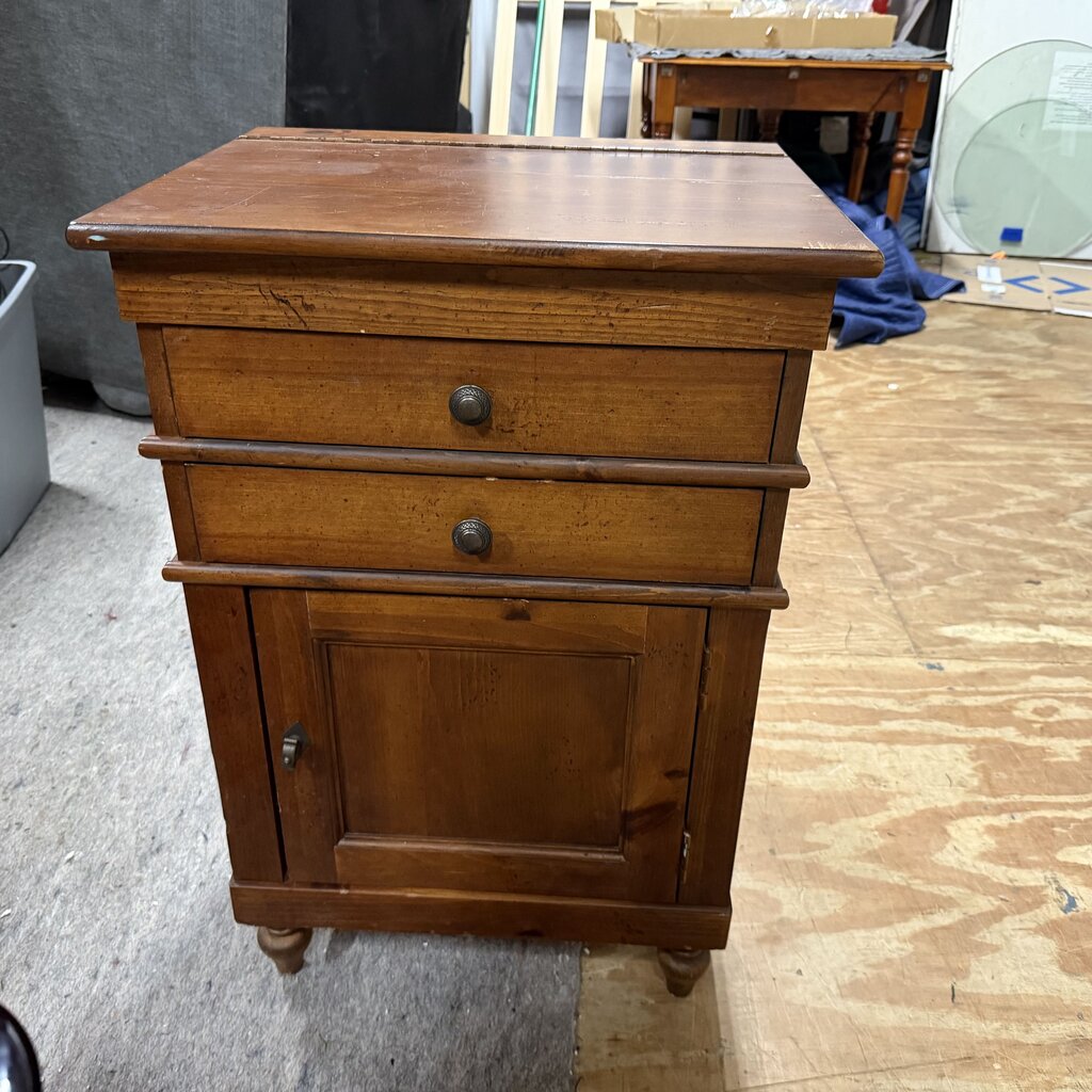 Small Oak Cabinet w/Lift Top
