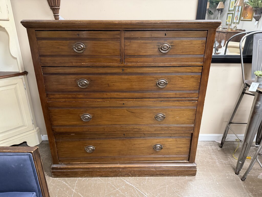 Vintage Chest of Drawers w/Keys