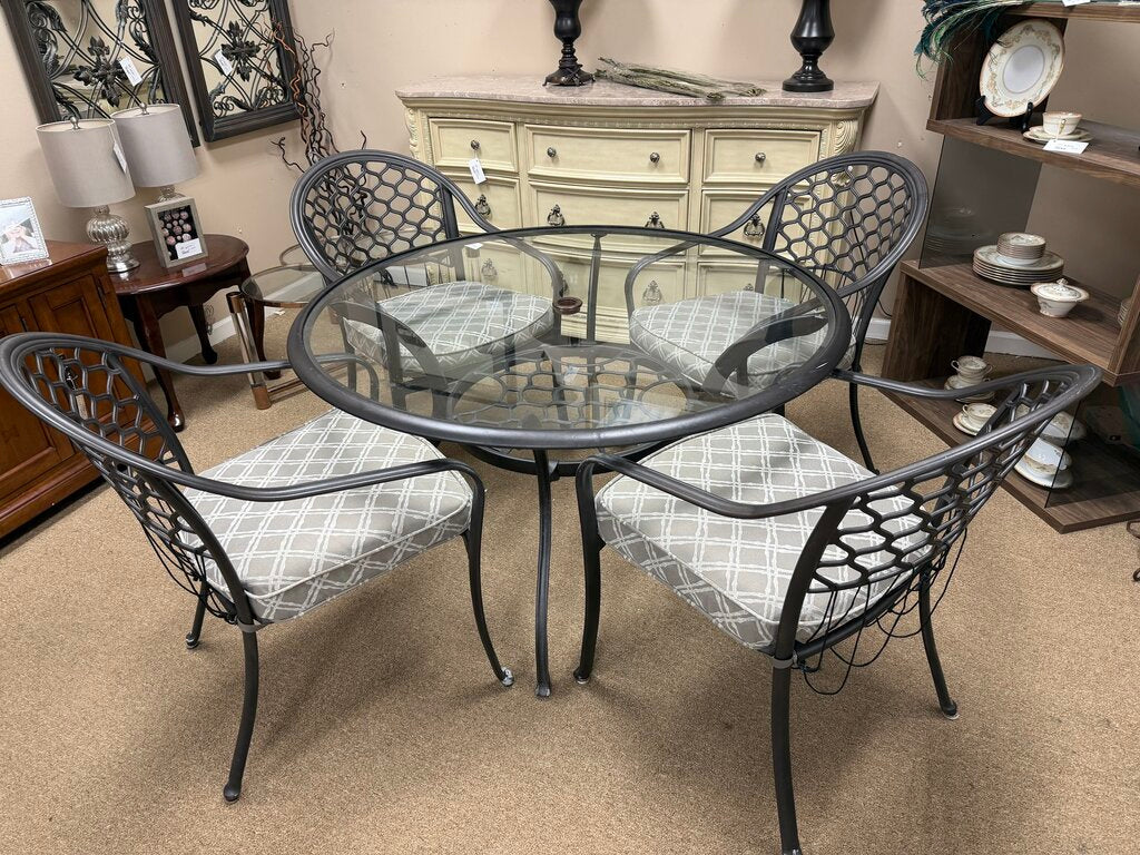 Round Patio Table + 4 Chairs