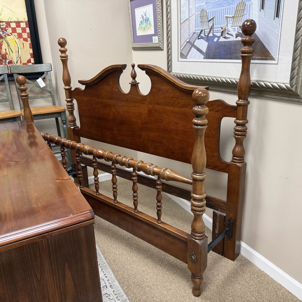 Early American Style Wood Bed