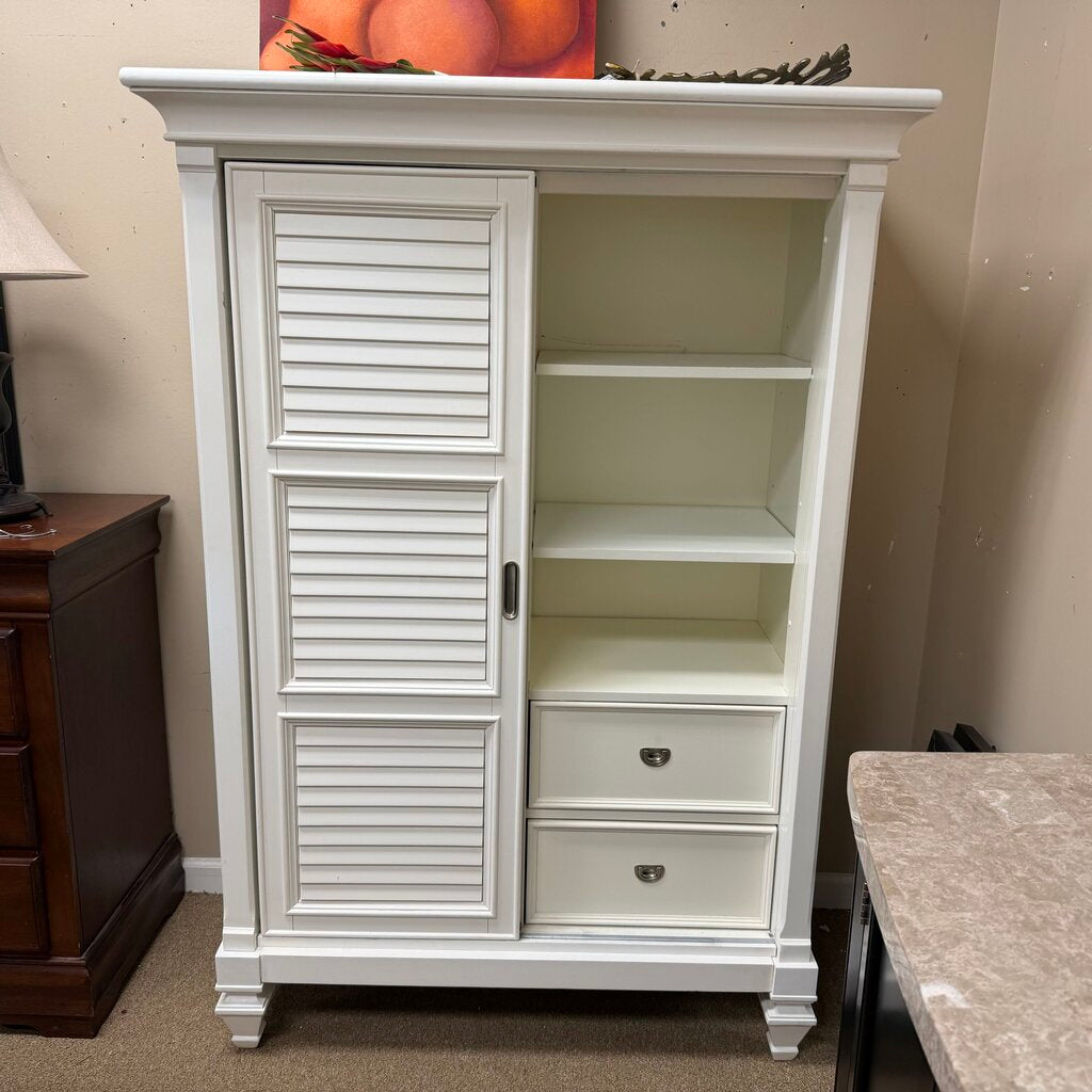 White Gentleman's Chest