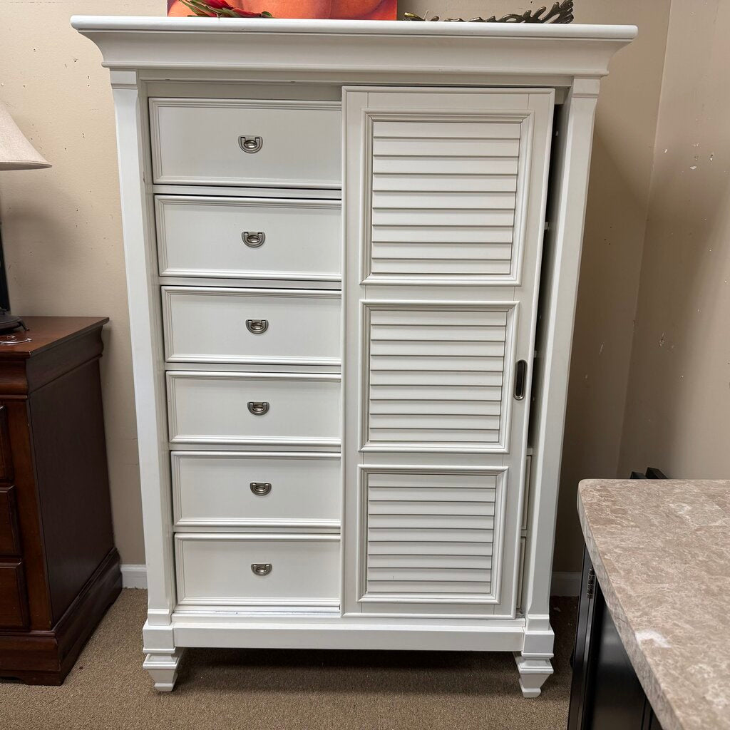 White Gentleman's Chest